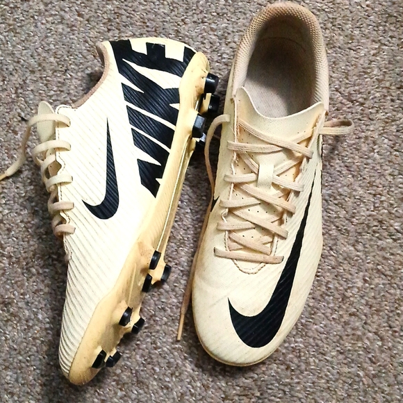 Nike Soccer Shoes - Picture 2 of 4